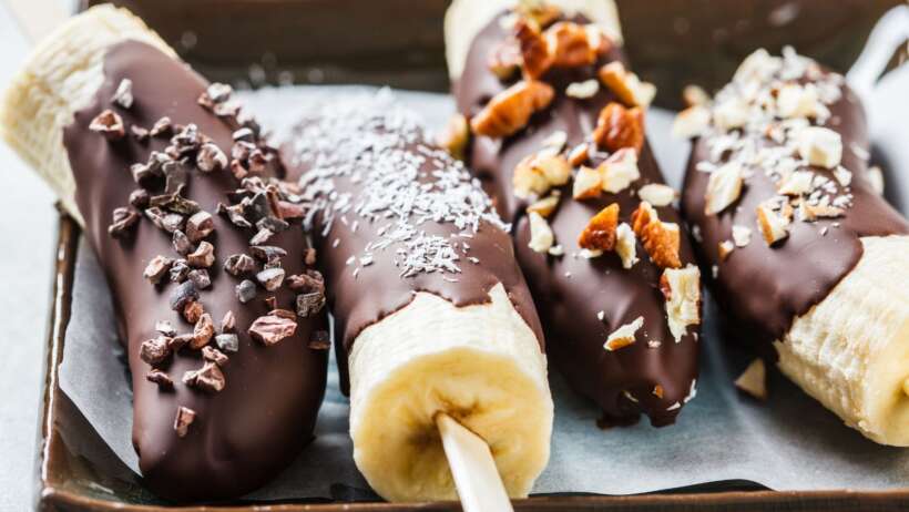 Bananen ijsjes met nootjes en chocolade